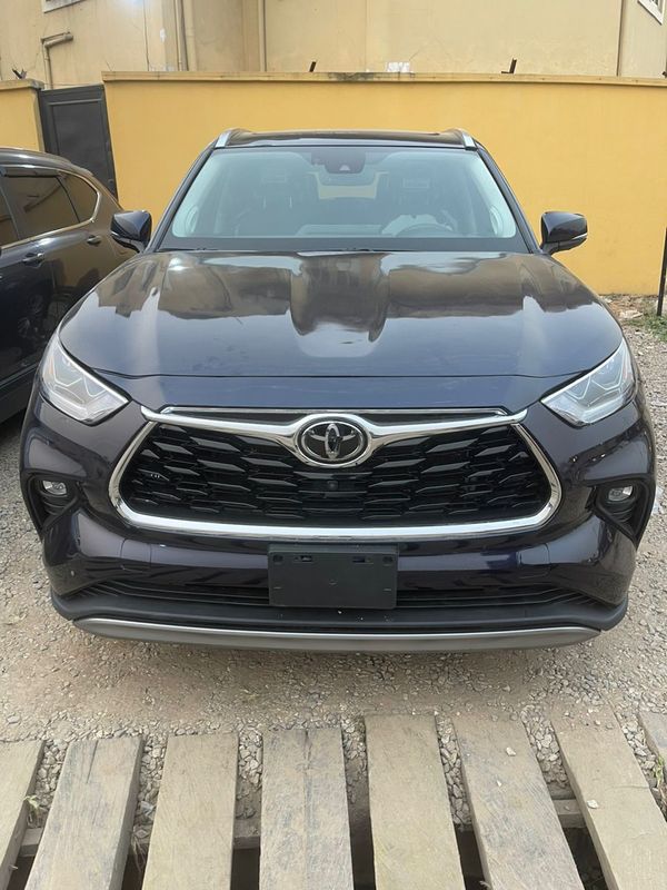 Main image of 2023 Toyota Highlander PLATINUM